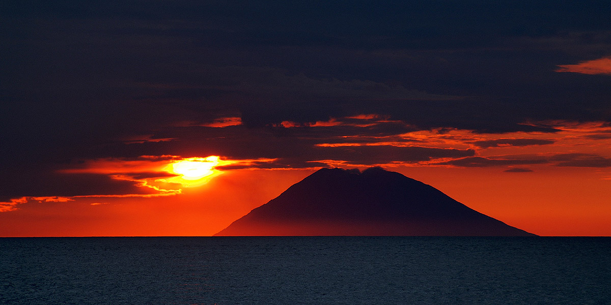 Insel und gleichnamige aktive Vulkan Stromboli (924 Meter), gesehen vom  Felsvorsprung Capo Vaticano in Kalabrien. Autor: Mboesch (bearbeitet)